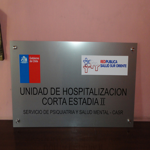 placa en acero inoxidable letras bajo relieve